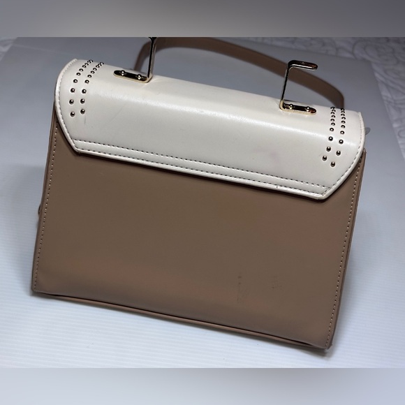 Bebe Los Angeles Shoulder Bag Purse Chain Strap Tan Cream Gold Button Zip Pocket - Picture 7 of 9